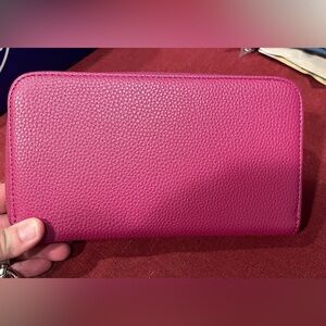 Thirty-One All About the Benjamin’s Wallet in Crushed Berry Pebble